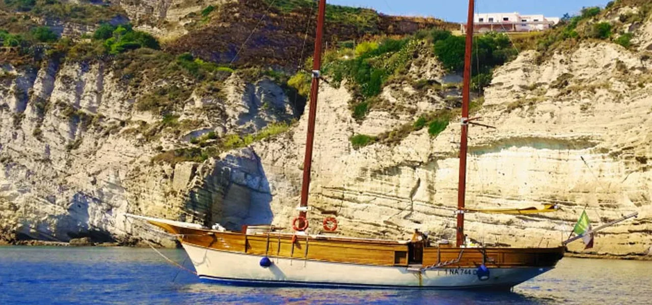 goletta per giro isola di ischia con soste bagno e pranzo a bordo