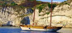 Giro di Ischia in Goletta con soste bagno e pranzo a bordo
