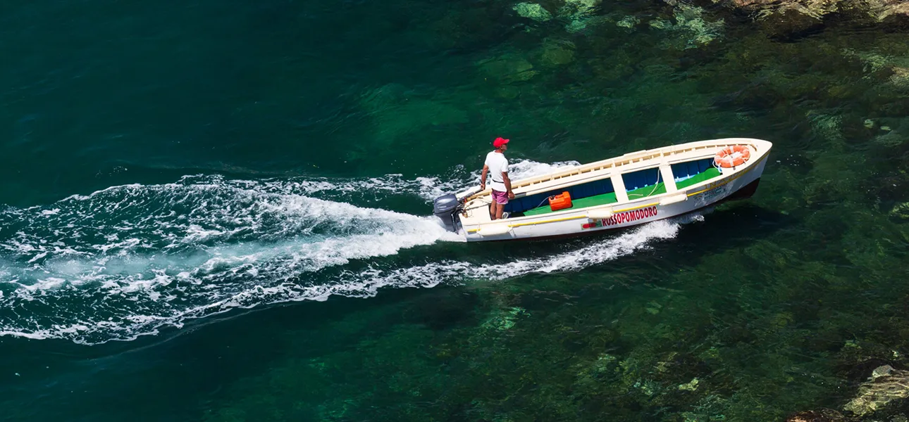 Giro in barca di 1 ora con sosta bagno e visita della Grotta Verde e della Grotta del Mago di Ischia