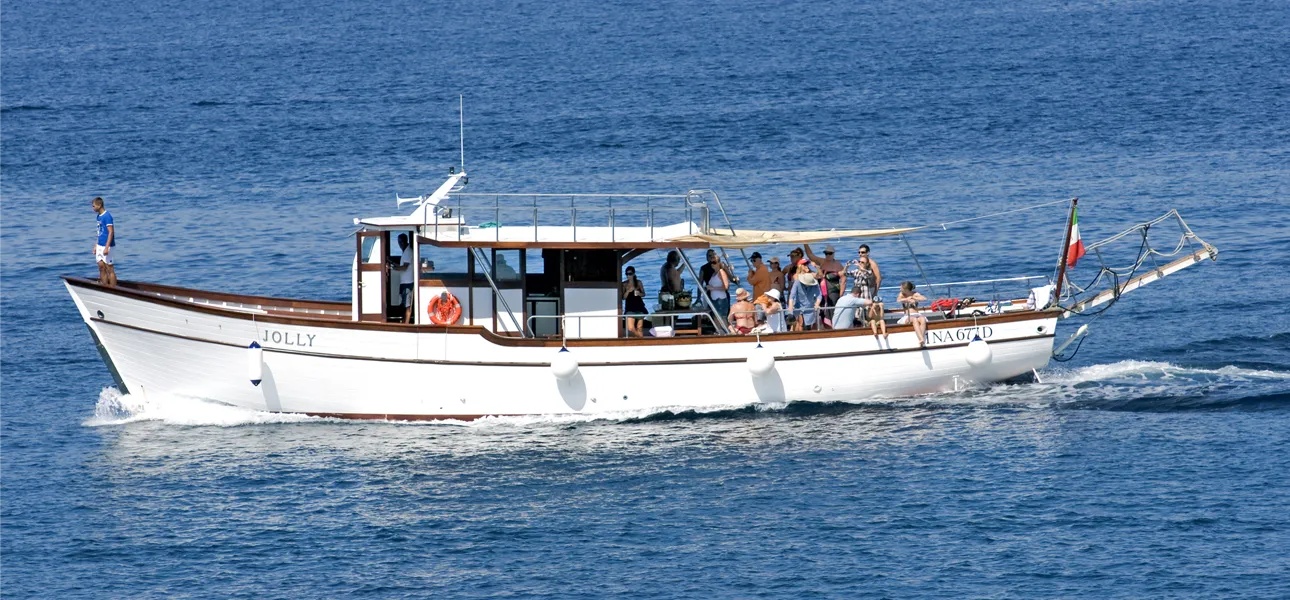 Giro dell'isola d'Ischia in Motobarca con soste bagno e pranzo a bordo