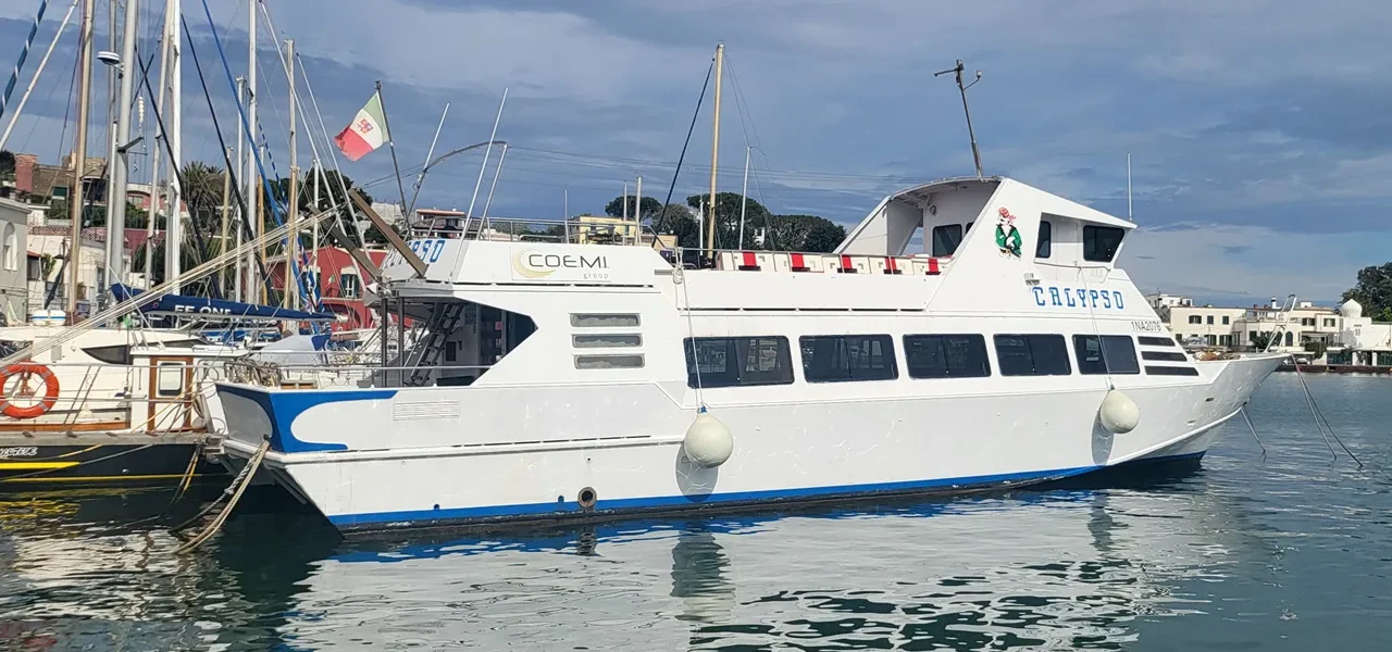 motonave per giro turistico dell'isola di ischia