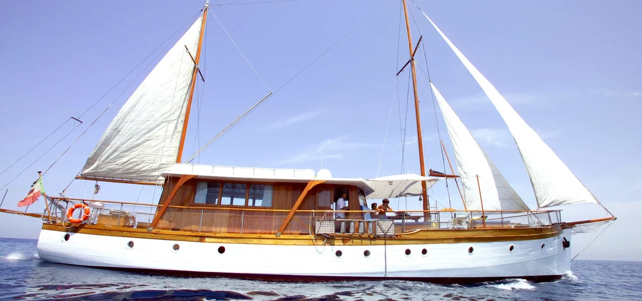 motorsailer storico dell'isola di ischia in navigazione