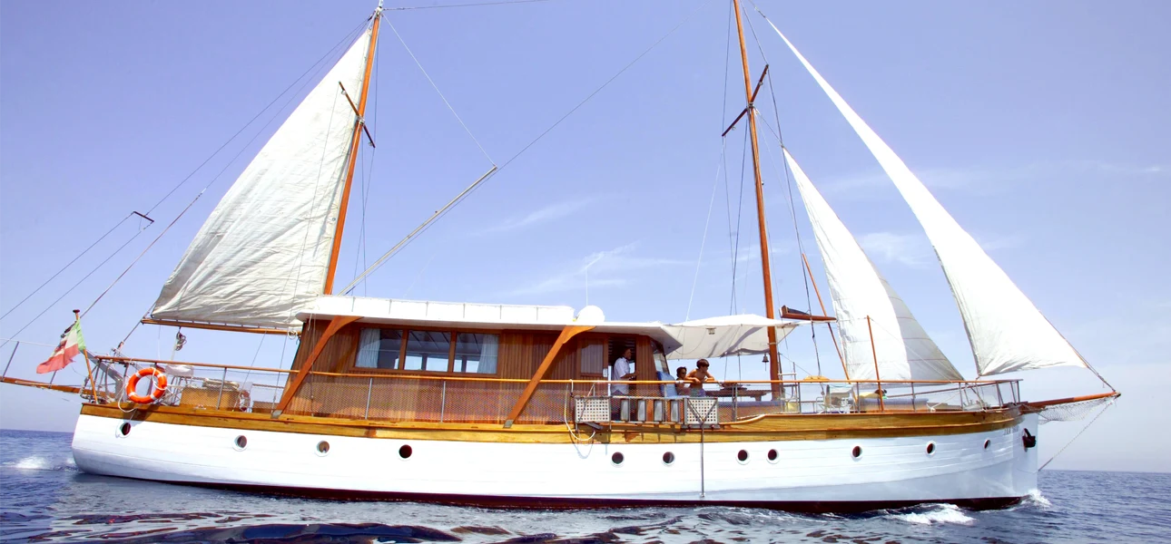 Tour dell'isola d'Ischia a bordo di un Motorsailer storico