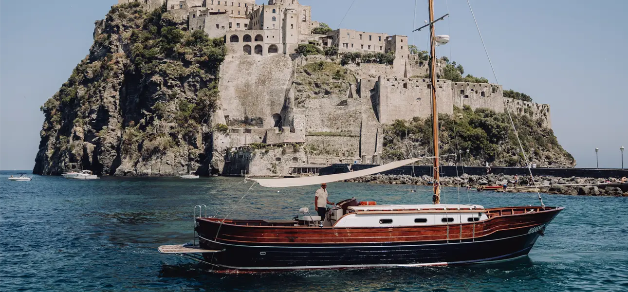 Giornata in barca con Sparviero attorno l'sola di Ischia con soste bagno e pranzo