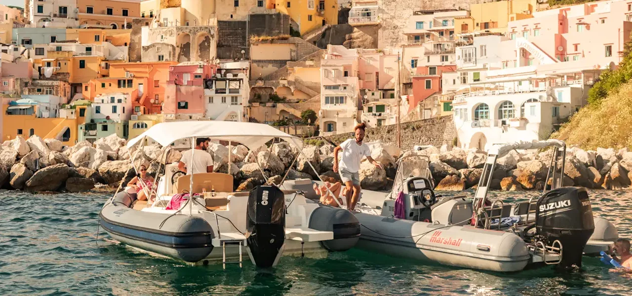 gommone per tour a ischia e procida da napoli