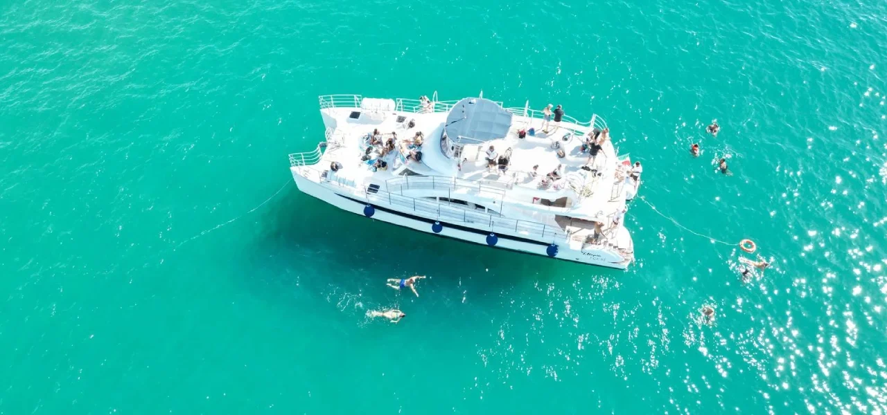 catamarano per tour del basso salento