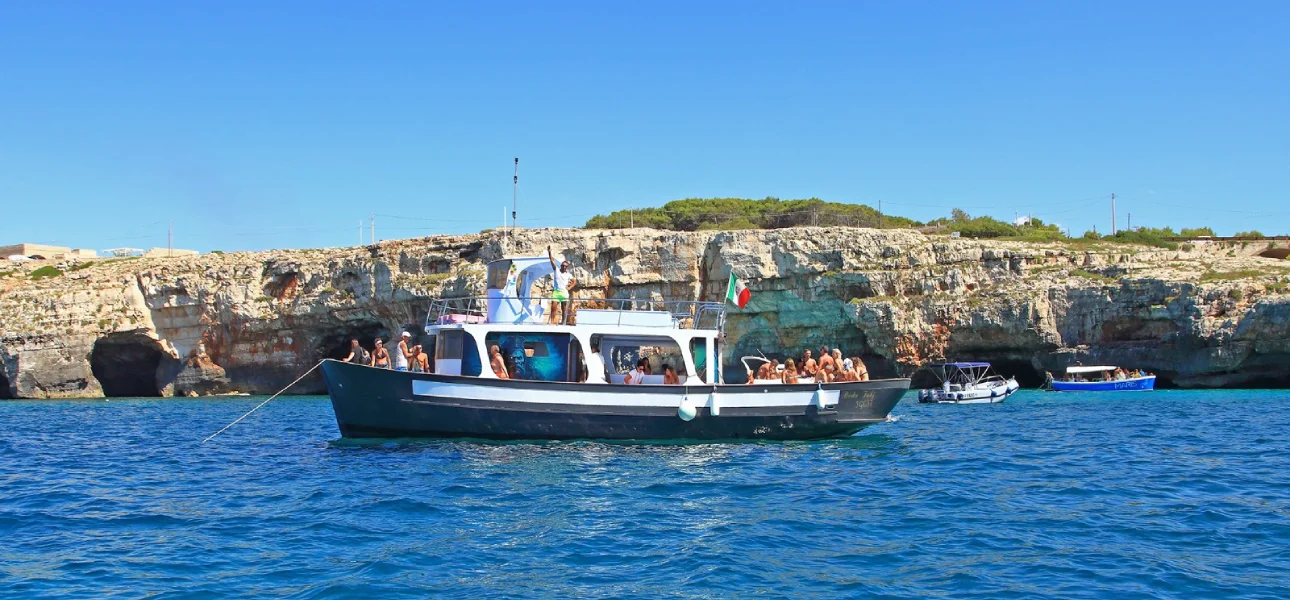 Tour del basso Salento in Motobarca con aperitivo a bordo e bevande All-Inclusive