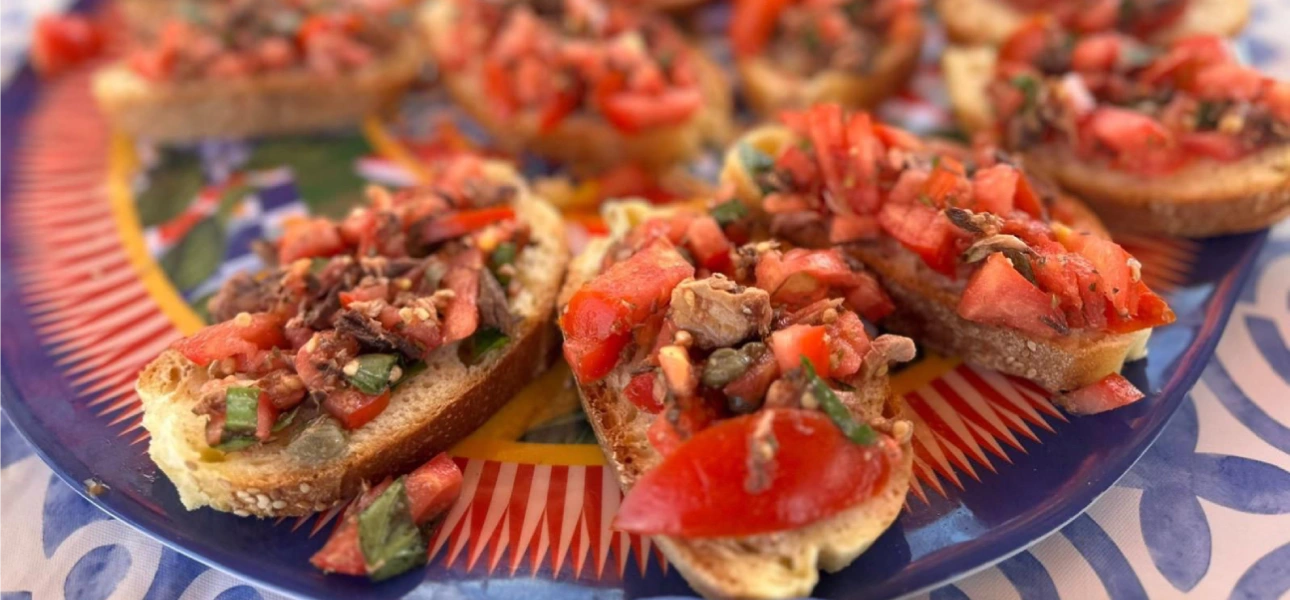 bruschetta servita a bordo della barca scialuppa per escursione a favignana