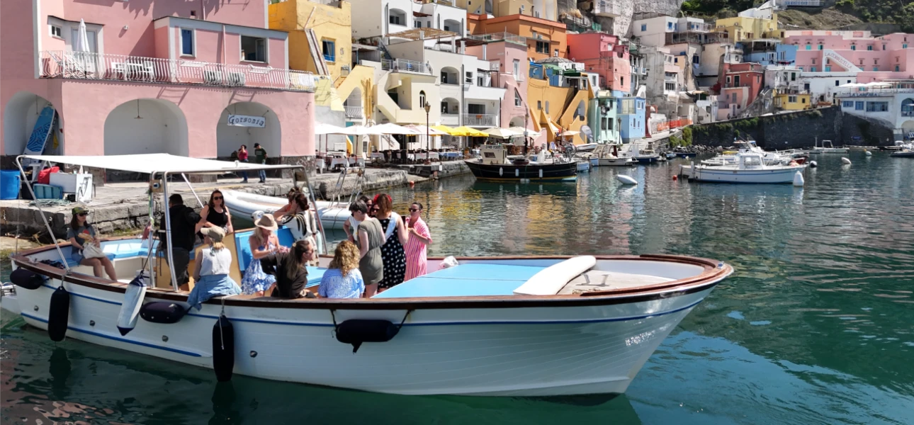 Tour dell’isola di Procida in gozzo con soste bagno e aperitivo