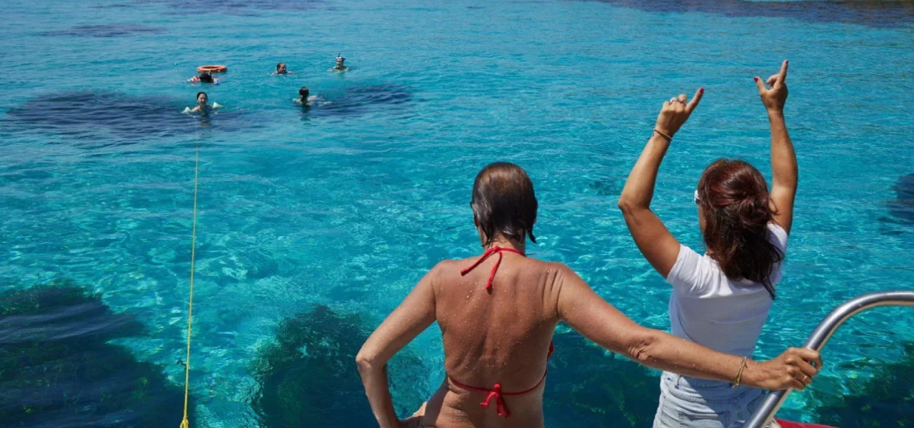 sosta bagno con barca scialuppa per escursione a favignana
