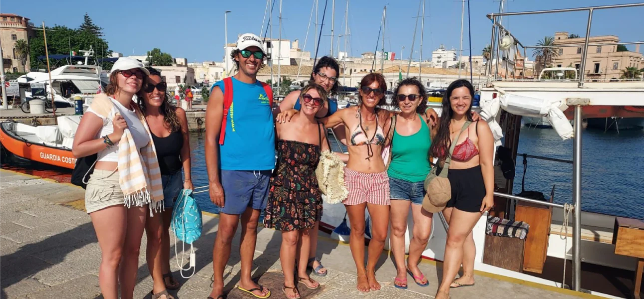 turisti pronti a salpare con barca scialuppa per escursione a favignana